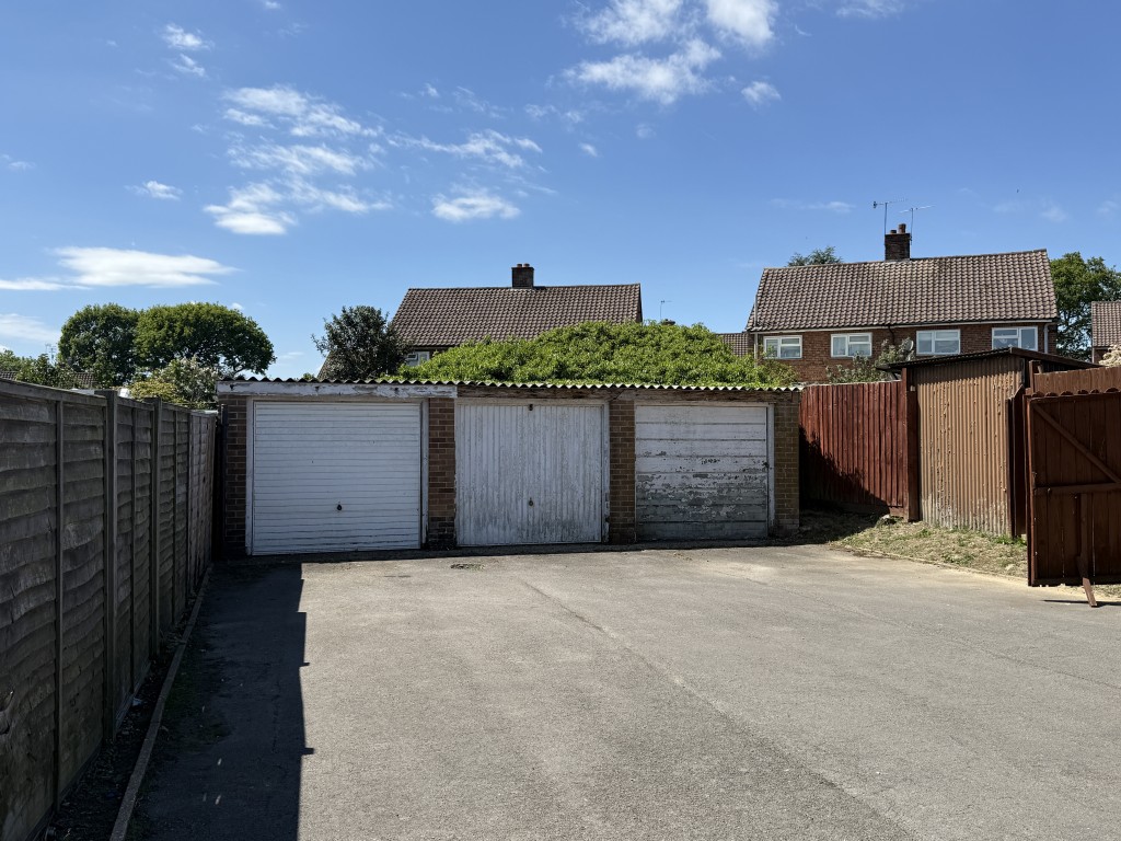 Lot: 21 - COMPOUND OF FOUR GARAGES - Garages 1-3 in Compound